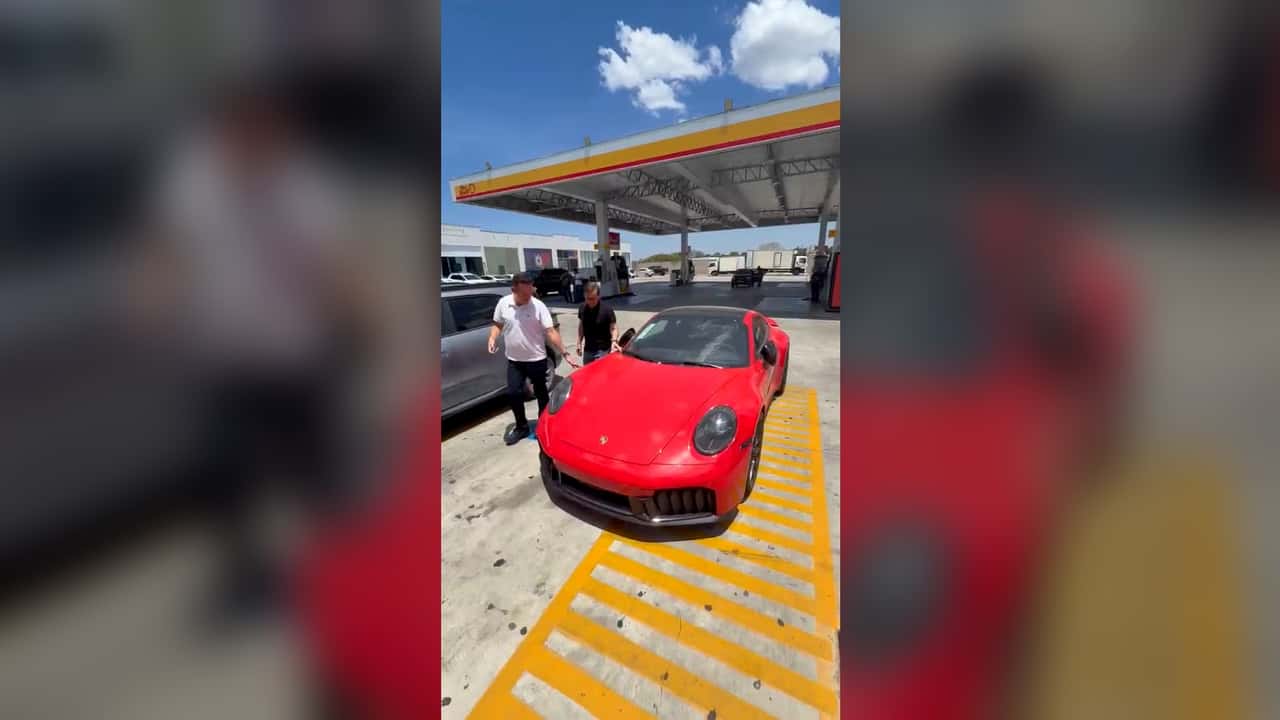 Eleitor de Lula ganha Porsche de R$ 1,5 milhão em aposta com bolsonarista