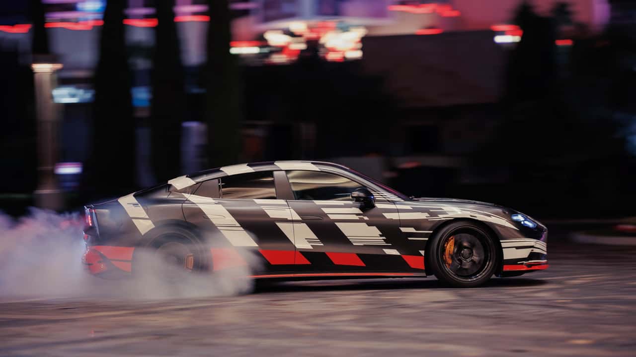 La Mercedes-AMG GT Coupé 4 porte si vede in anteprima con Brad Pitt