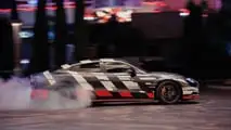 La Mercedes-AMG GT Coupé 4 porte con Brad Pitt e George Russell