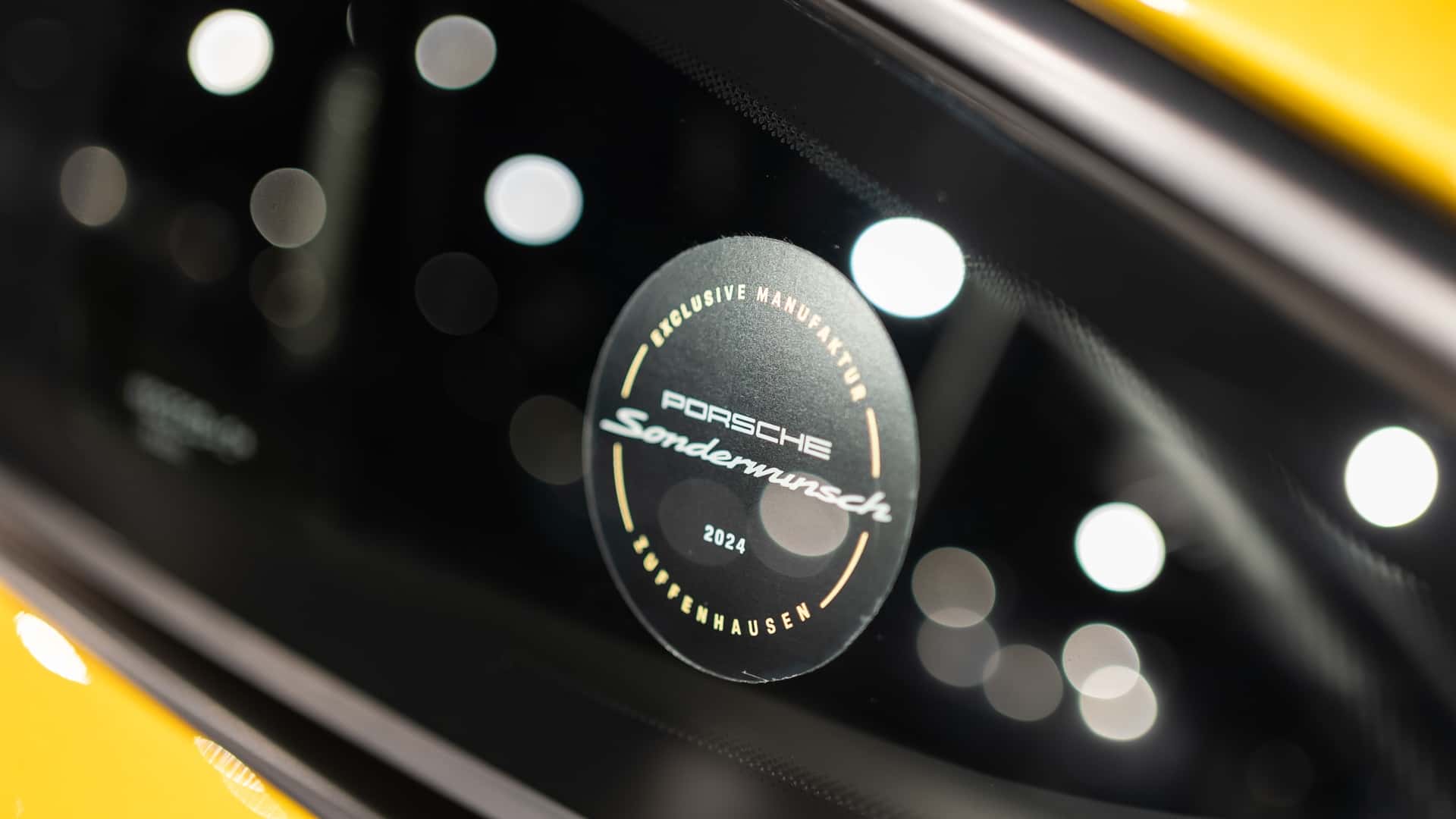 https://cdn.motor1.com/images/mgl/mMqzYA/s1/porsche-911-gt3-rs-sonderwunsch.jpg