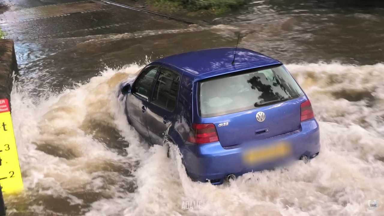 Golf R32 dans l'eau
