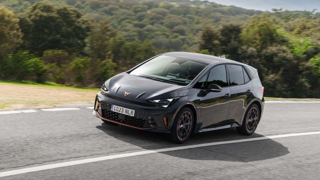 Al volante del esperado CUPRA Born 
VZ 2026: con 326 CV y batería de 79 kWh