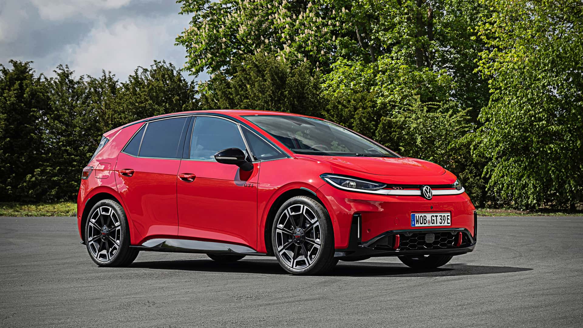 Volkswagen ID.3 GTI красного цвета, вид спереди три четверти