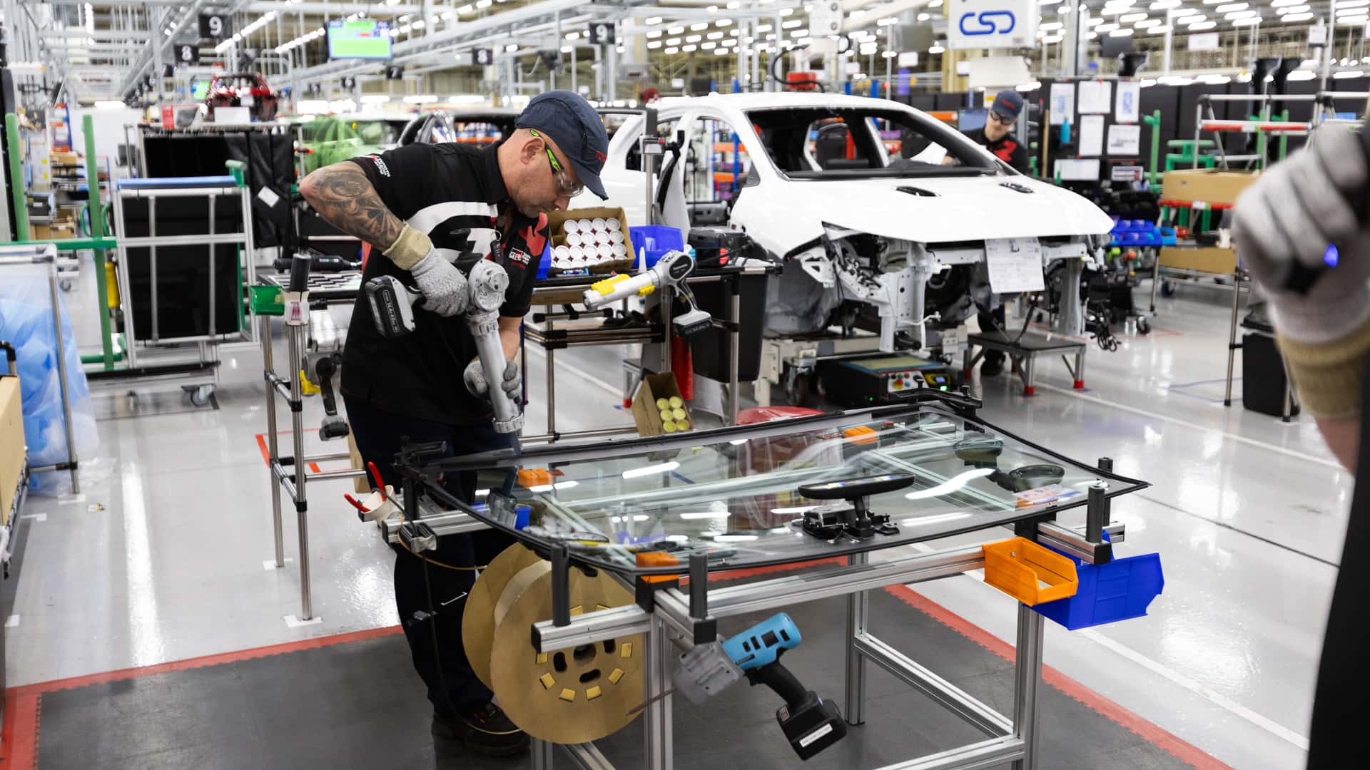 https://cdn.motor1.com/images/mgl/mMzN9v/s1/toyota-uk-production.jpg