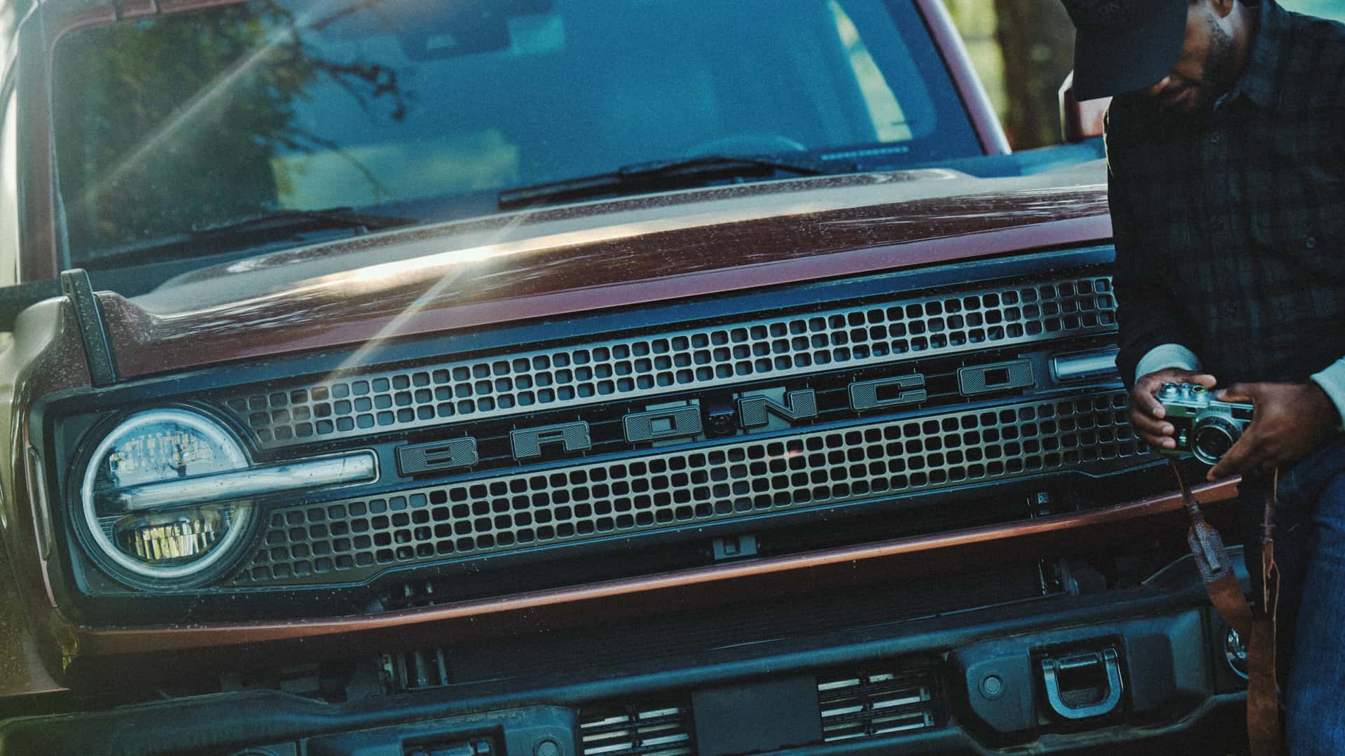 https://cdn.motor1.com/images/mgl/mMzbMr/s1/2027-ford-bronco-filson-first-edition.jpg