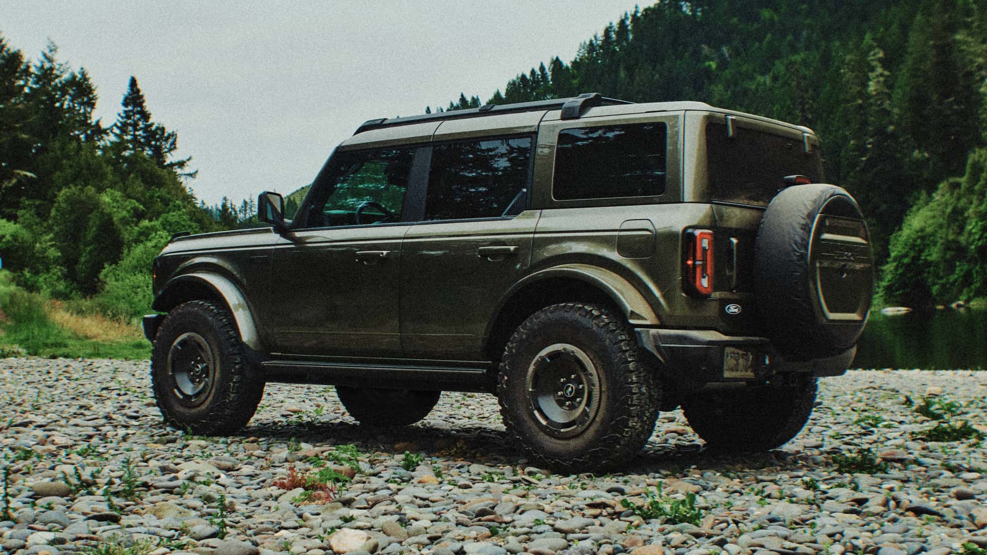 https://cdn.motor1.com/images/mgl/mMzbxr/s1/2027-ford-bronco-filson.jpg
