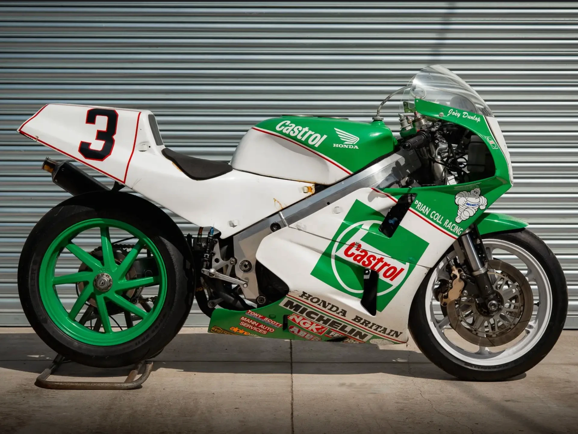 Насколько сильно вам нужна эта Honda RC30, на которой ездил Джои Данлоп? Она выставлена на аукцион — фото 2