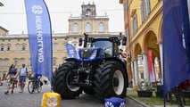 New Holland porta al Motor Valley Fest 2026 il robot autonomo R4 e il trattore T7.340 HD da 340 CV: automazione, IA e connettività al centro della scena