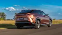 Lexus RZ 500e 2026 em movimento