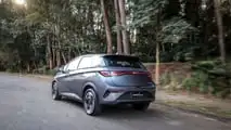 Teste BYD Dolphin SE 2027 - traseira em movimento