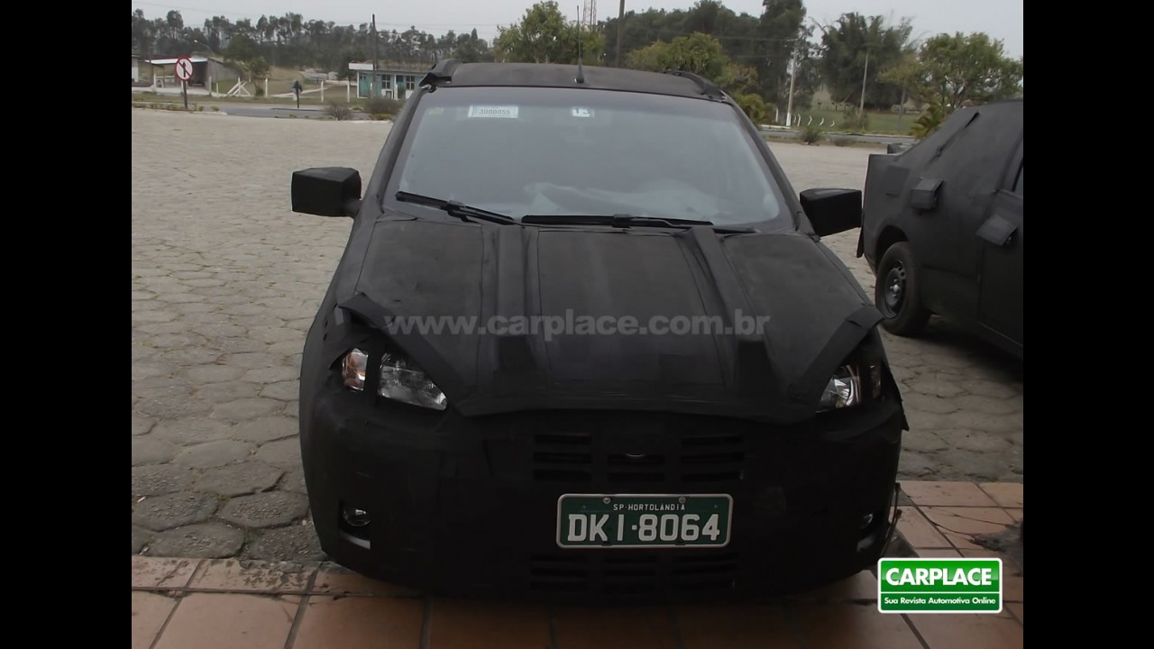 Novo Fiat Siena: Leitor flagra novo sedan camuflado - Veja fotos também do interior