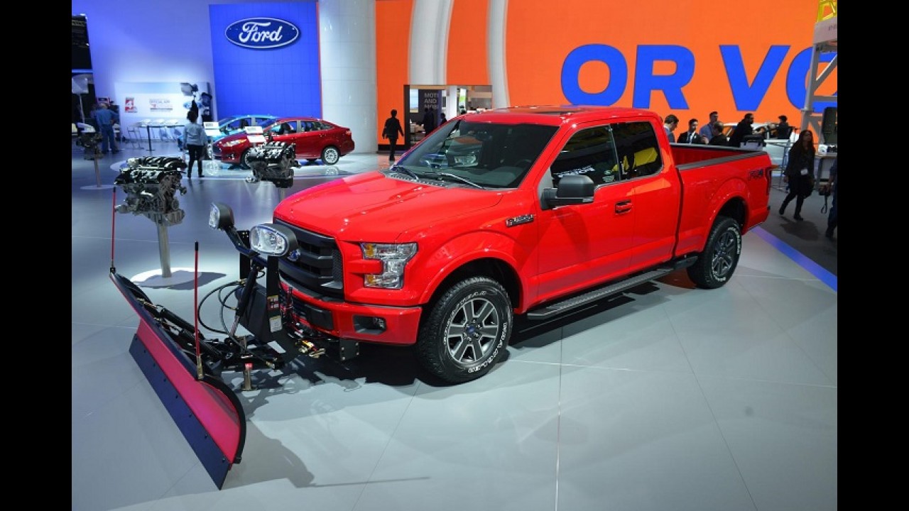 Salão de Chicago: F-150 com arado de neve integrado prova que é bruta até no frio