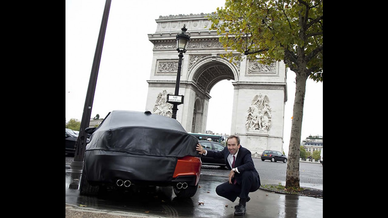 BMW aproveita Salão de Paris para expor Novo Série 1 M Coupé na rua