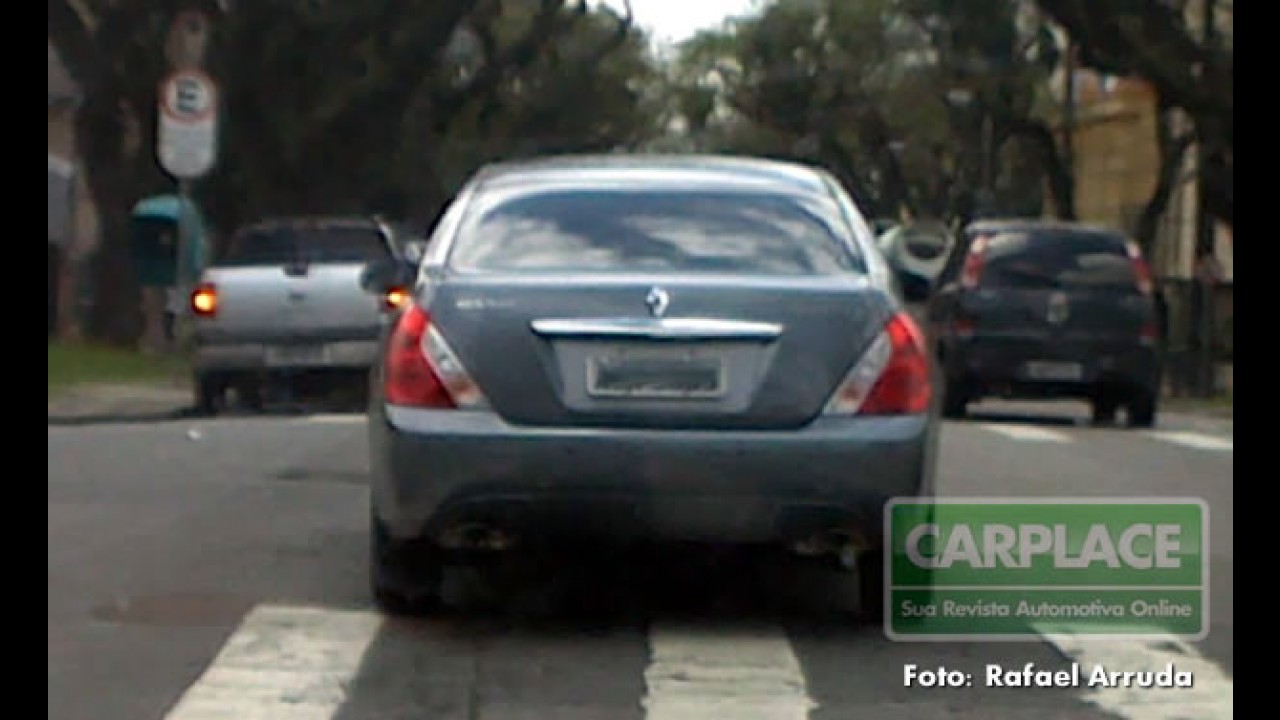 Leitor flagra sedan de luxo Renault Safrane rodando no Brasil