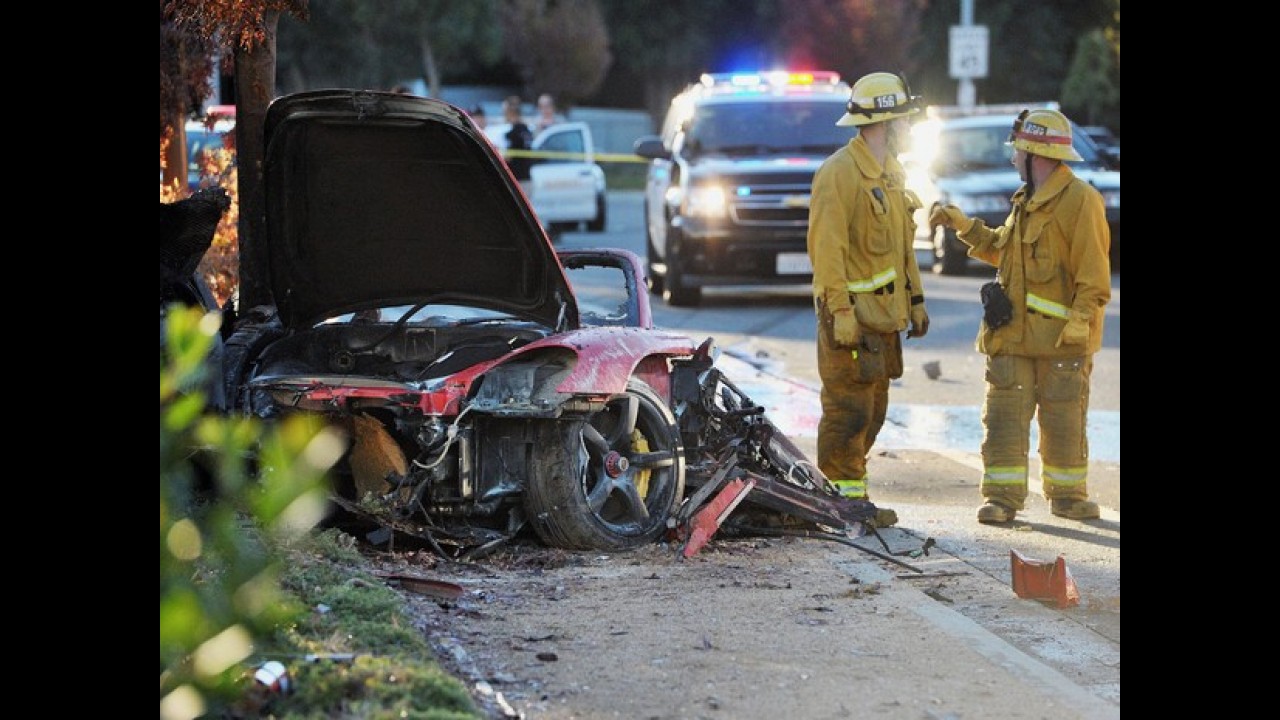 Carro a 149 km/h e pneus velhos são as causas do acidente que matou Paul Walker