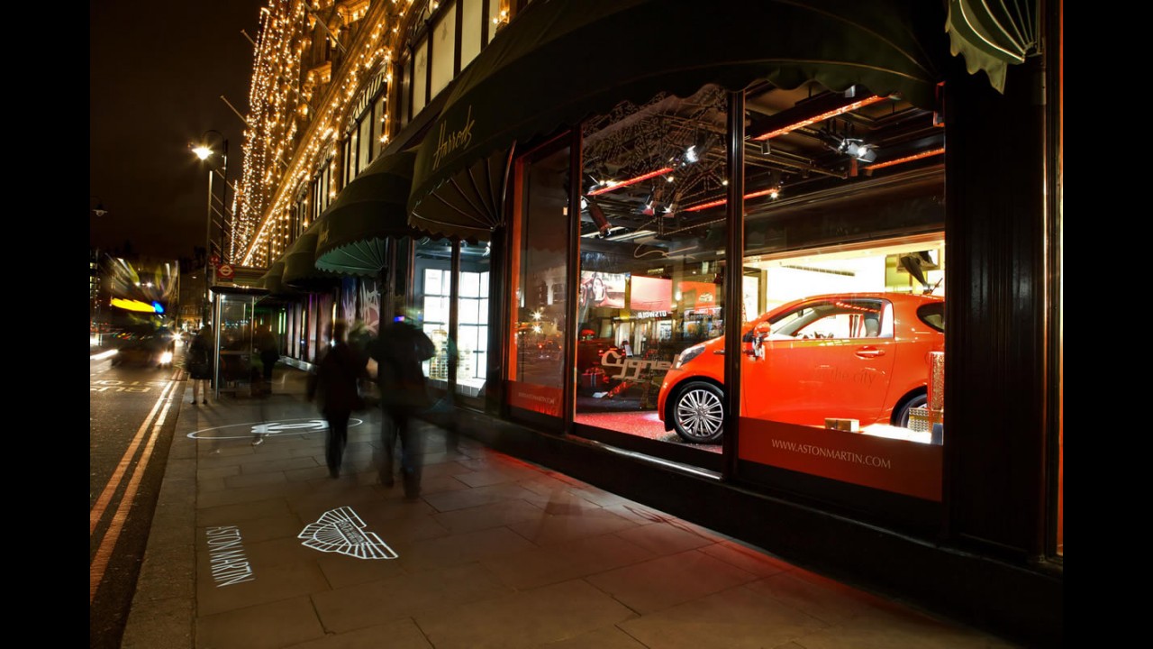 Aston Martin Cygnet faz sua estréia mundial na vitrine da loja de luxo Harrods