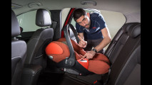 Bimbi in auto, come montare il seggiolino