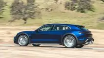 Quartier arrière extérieur de la Porsche Taycan Turbo Cross Turismo 2021