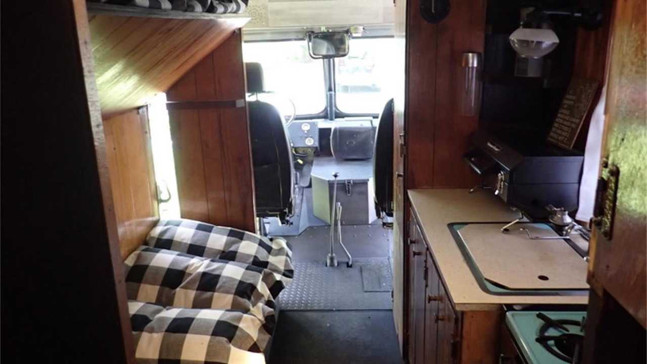 Esta furgoneta Chevrolet de 1956 ahora es una curiosa camper