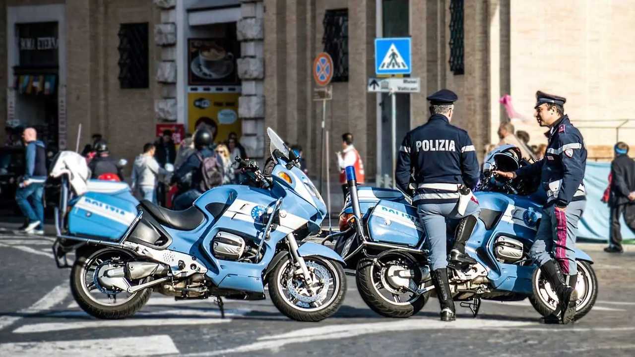 Beamte der italienischen Polizia im Einsatz