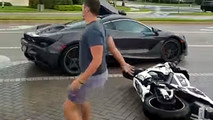 McLaren 720S’e motosikletli saldırısı