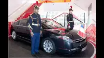 Auch einen Citroën C6 hatte Sarkozy im Fuhrpark. Hier ist das Auto mit Polizisten in Paradeuniform zu sehen.