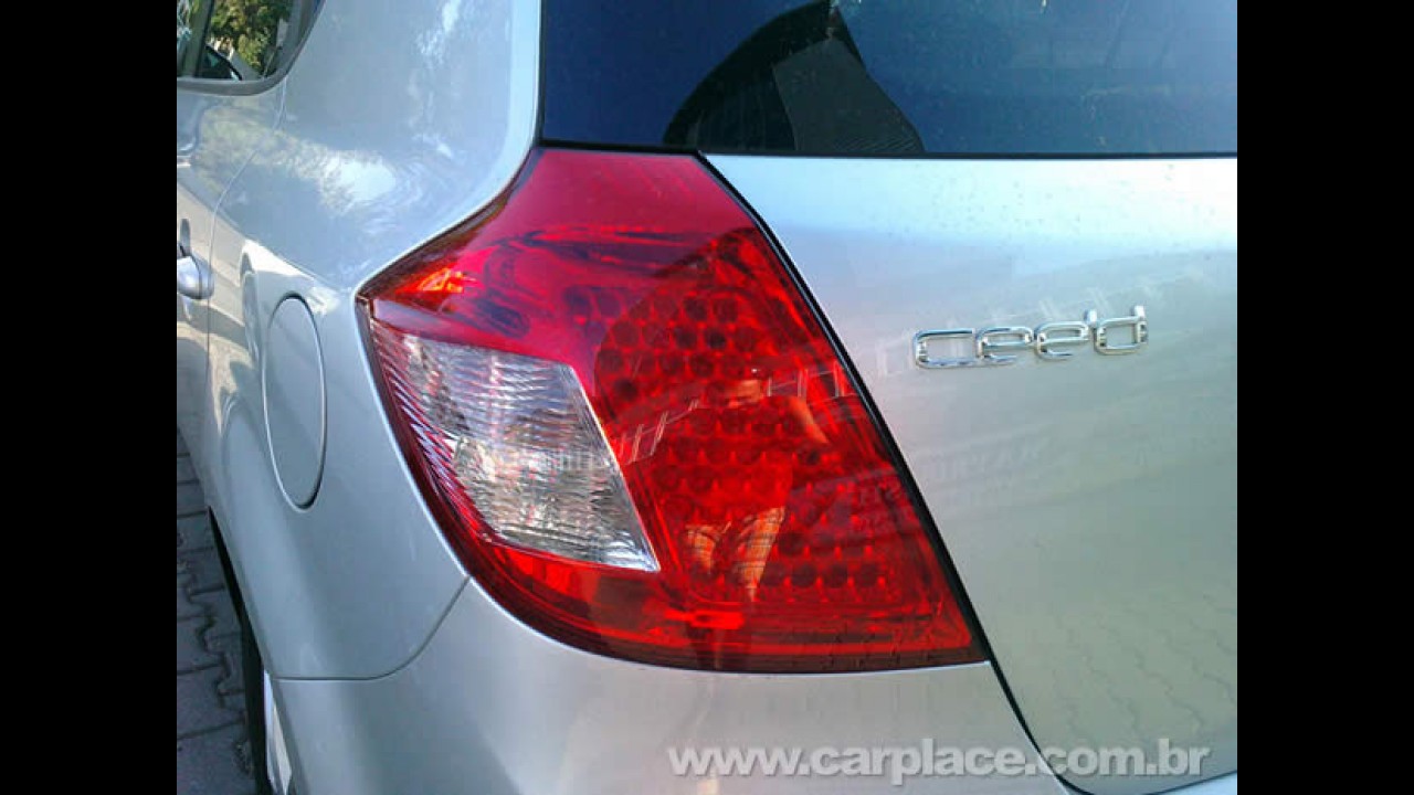 Novo Kia Ceed 2010 - Modelo é flagrado na rua - Fotos mostram detalhes do interior
