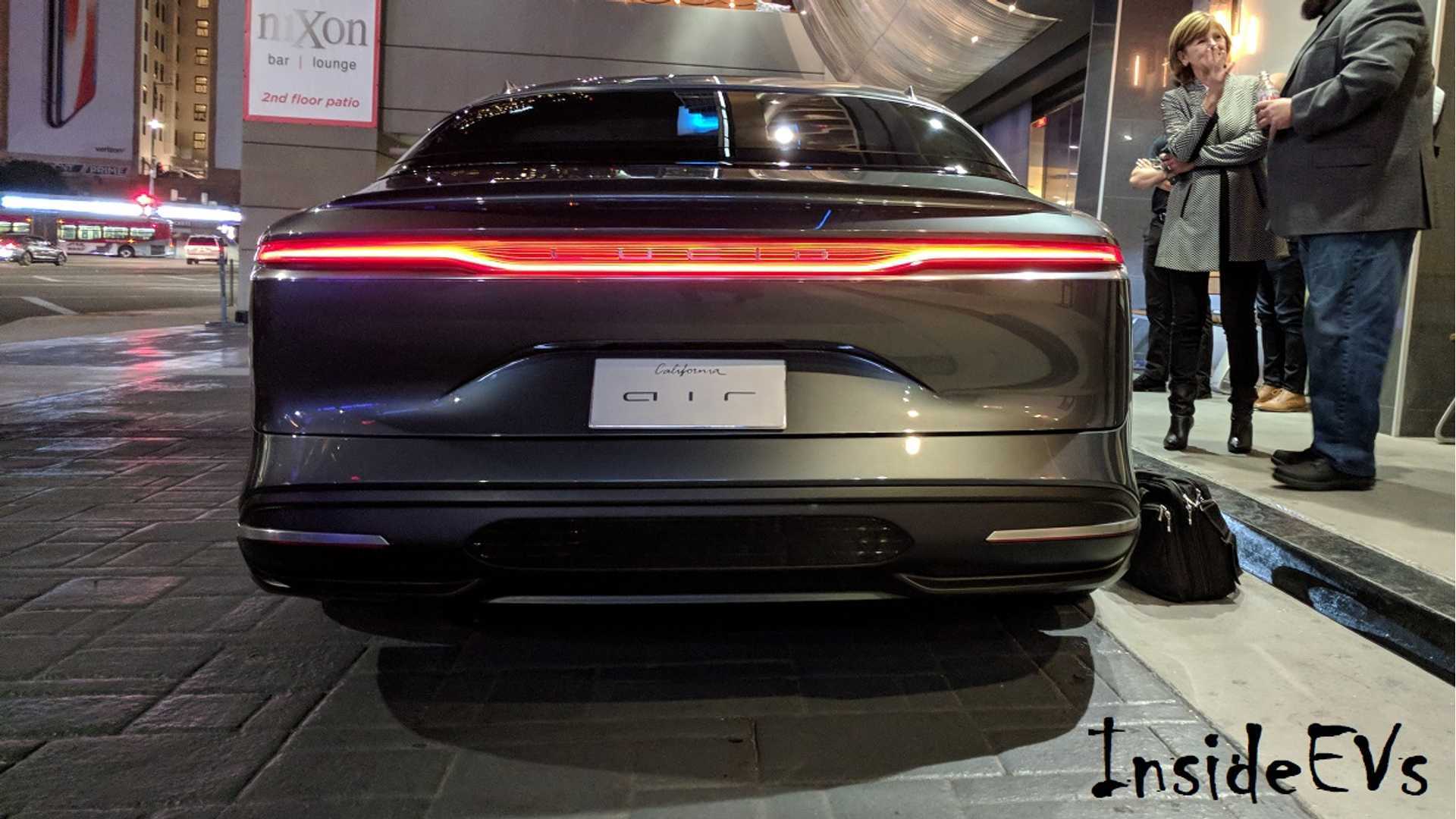 https://cdn.motor1.com/images/mgl/mnRmo/s6/lucid-air-hits-the-la-auto-show-stage.jpg