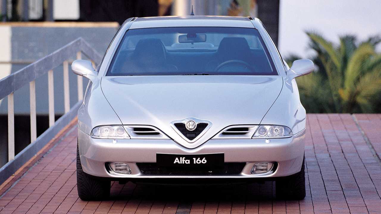 Nuova BMW Serie 4 Coupé vs Alfa Romeo Giulia, sfida di frontali