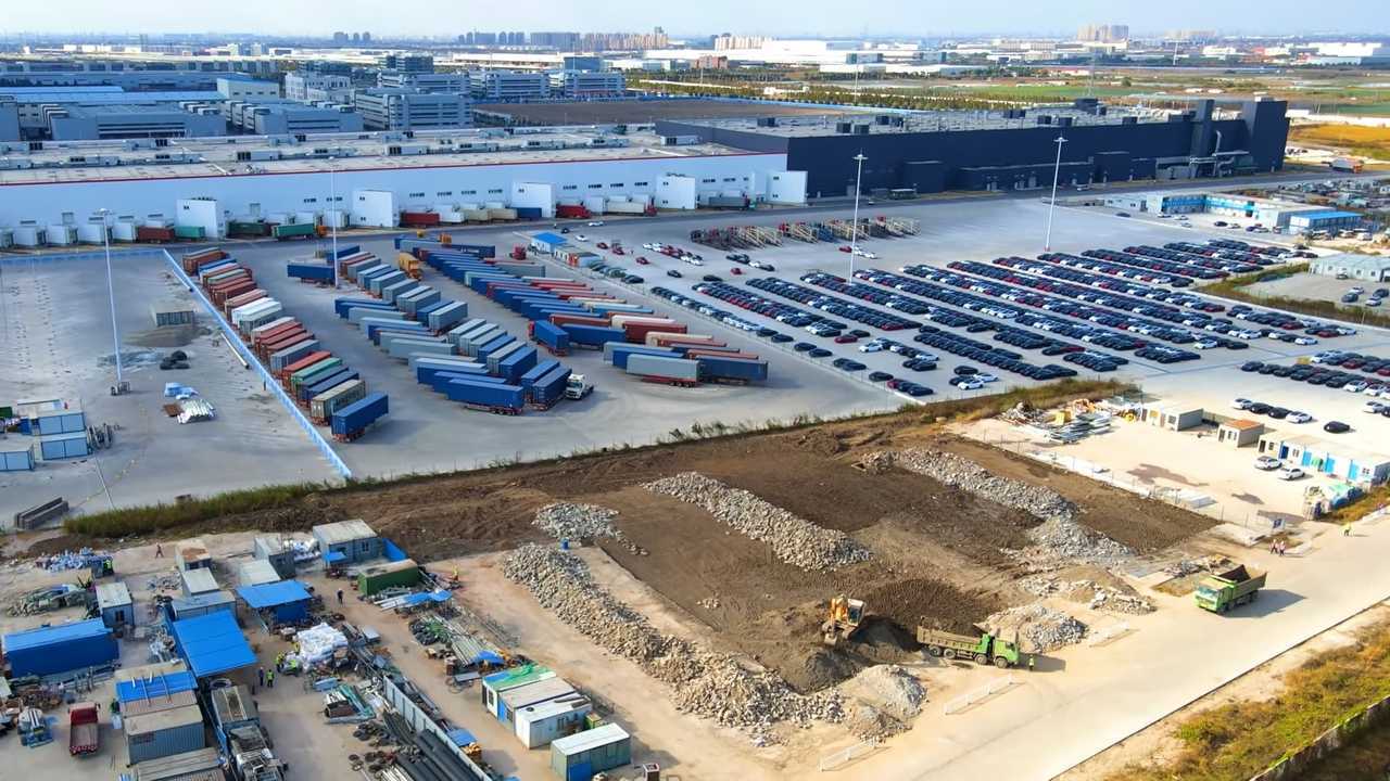 Tesla Gigafactory (source: Jason Yang)