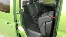 VW Caddy (2021): Im zweiten Schritt werden Lehne und Sitzfläche in die Senkrechte geklappt.
