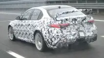 Alfa Romeo Giulia GTAm catturato sotto la pioggia