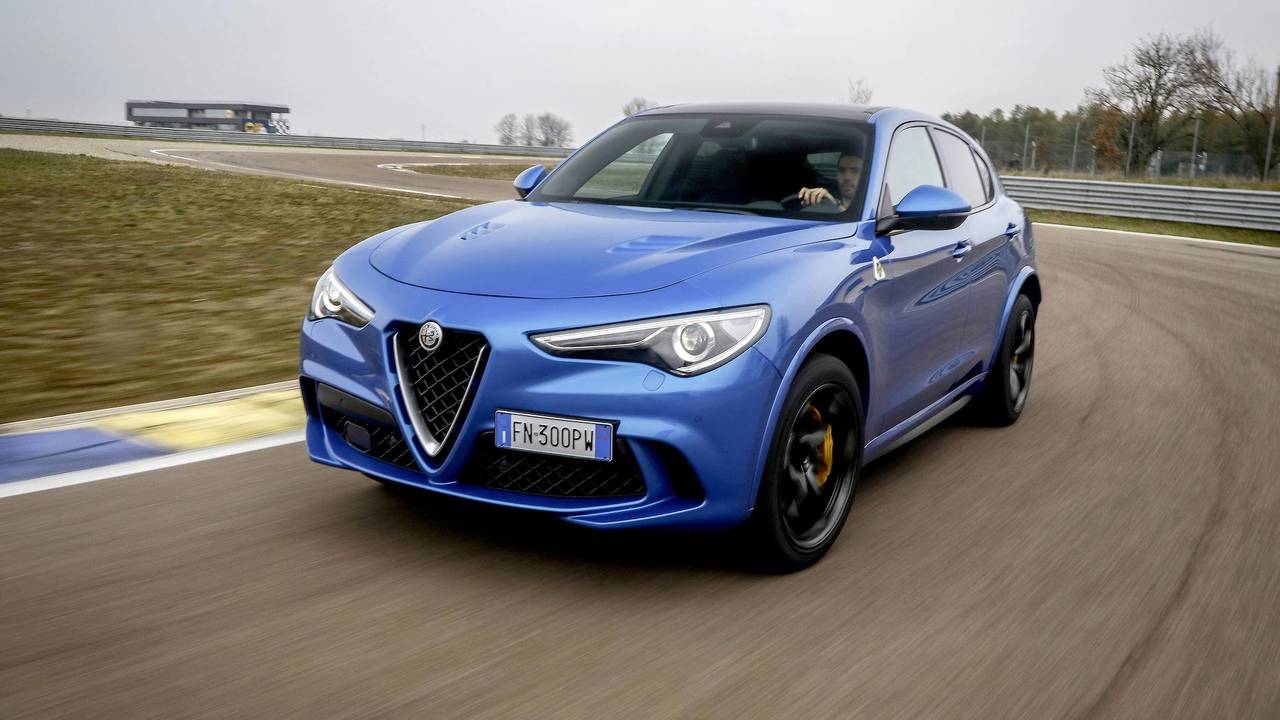 Alfa Romeo Stelvio Quadrifoglio VS Porsche Macan Turbo Performance Pack