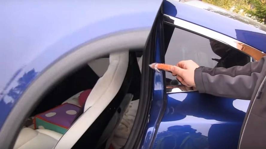 Tesla Model X kapı testi
