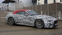 Kırmızı Kumaş Tavanlı Bir 2021 Mercedes SL Prototipi