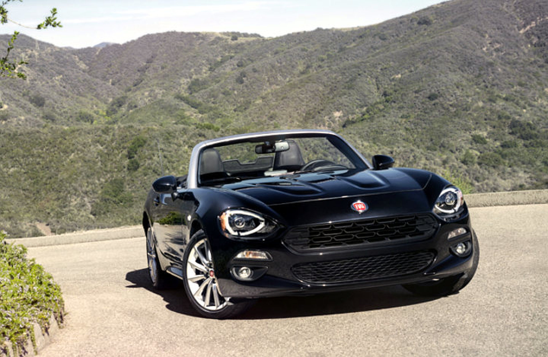 New 2017 Fiat 124 Spider is Italian for "Miata"