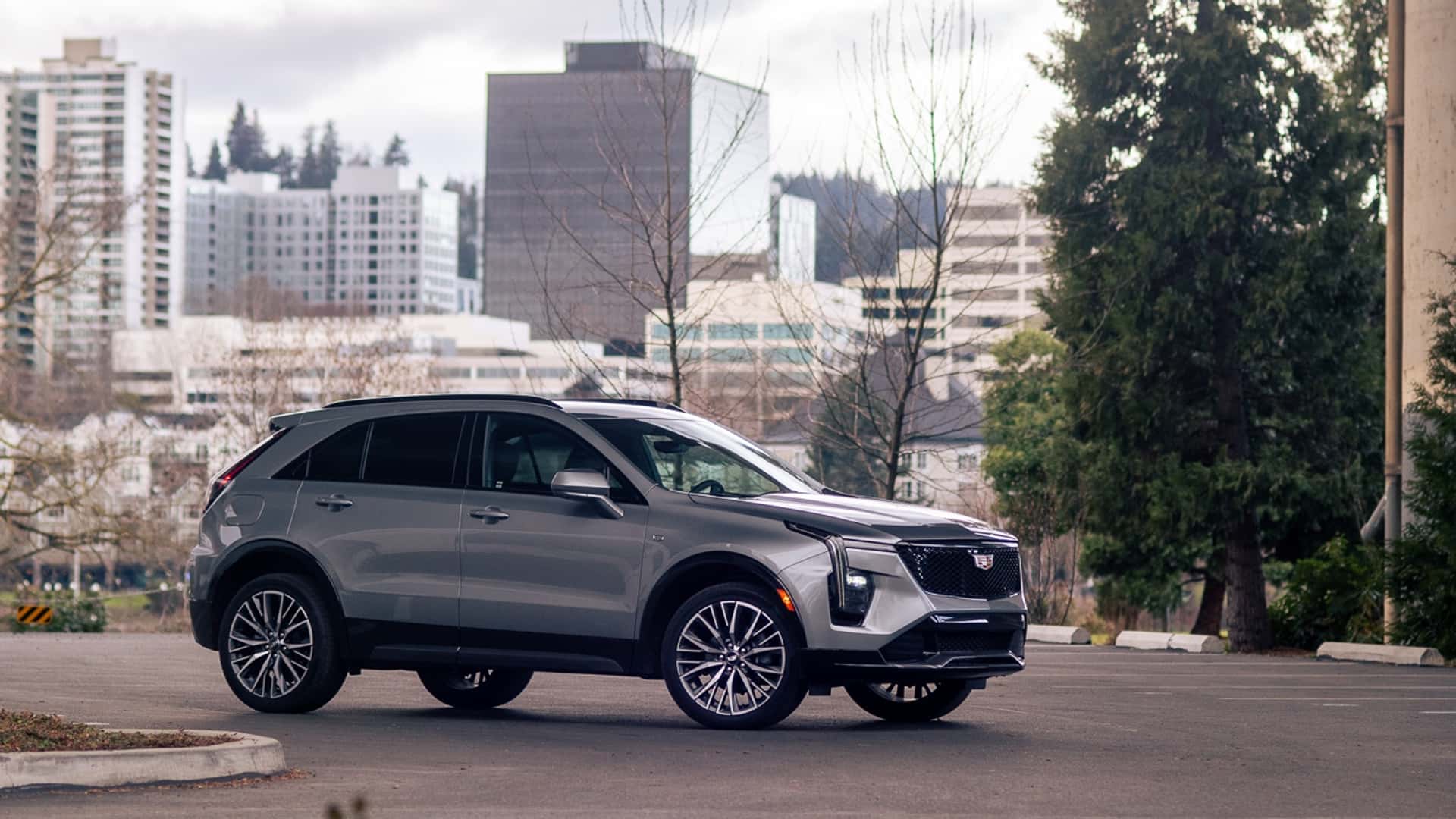 https://cdn.motor1.com/images/mgl/nA6Zgo/s1/2024-cadillac-xt4-350t-awd-argent-silver-metallic.jpg