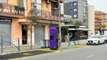 Una colonnina di ricarica in corrente continua in città