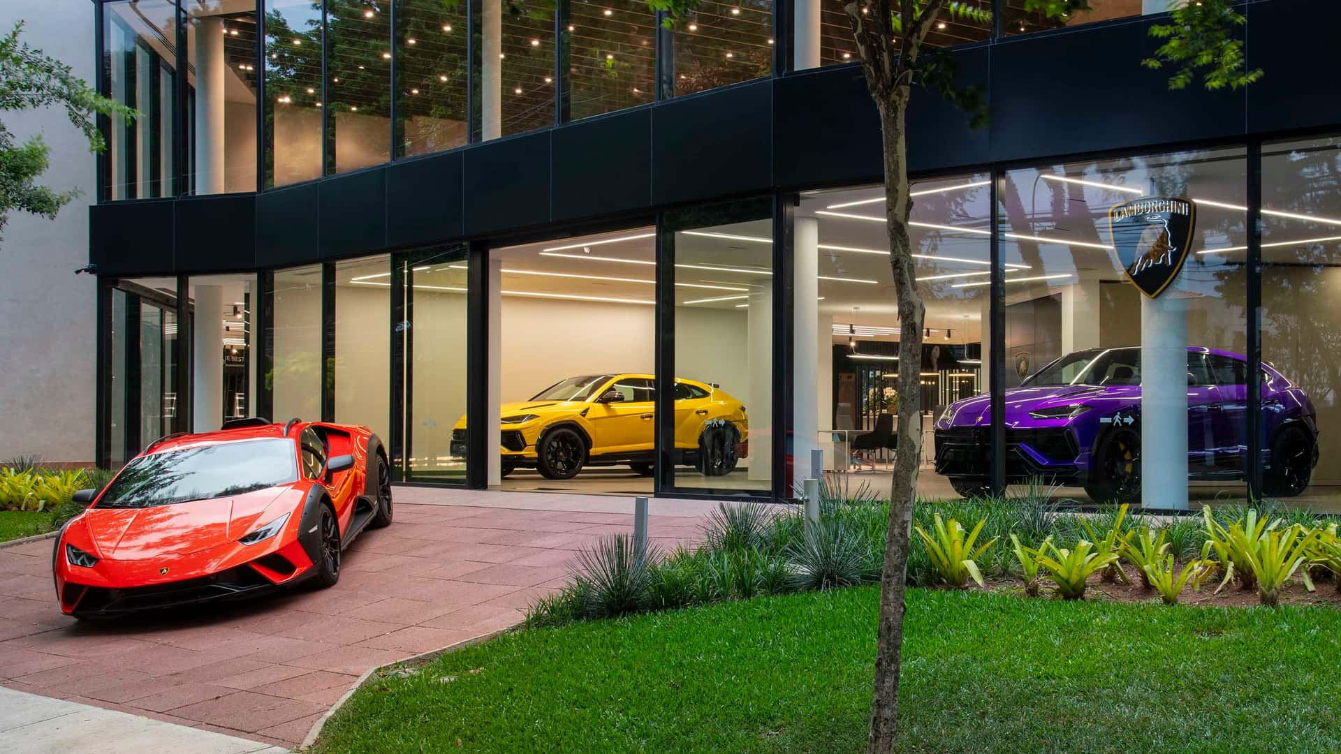 Lamborghini lança Huracán Sterrato por R$ 4,4 milhões e abre nova loja no Brasil
