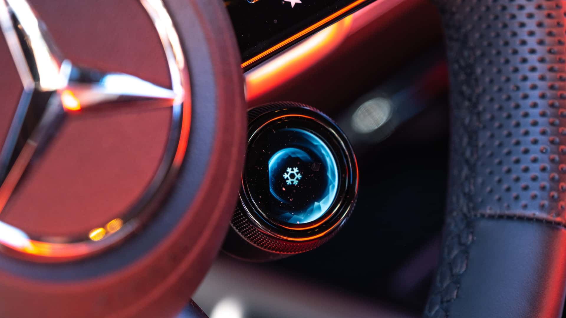 https://cdn.motor1.com/images/mgl/nA6vEo/s1/2024-merceds-amg-glb35-review.jpg