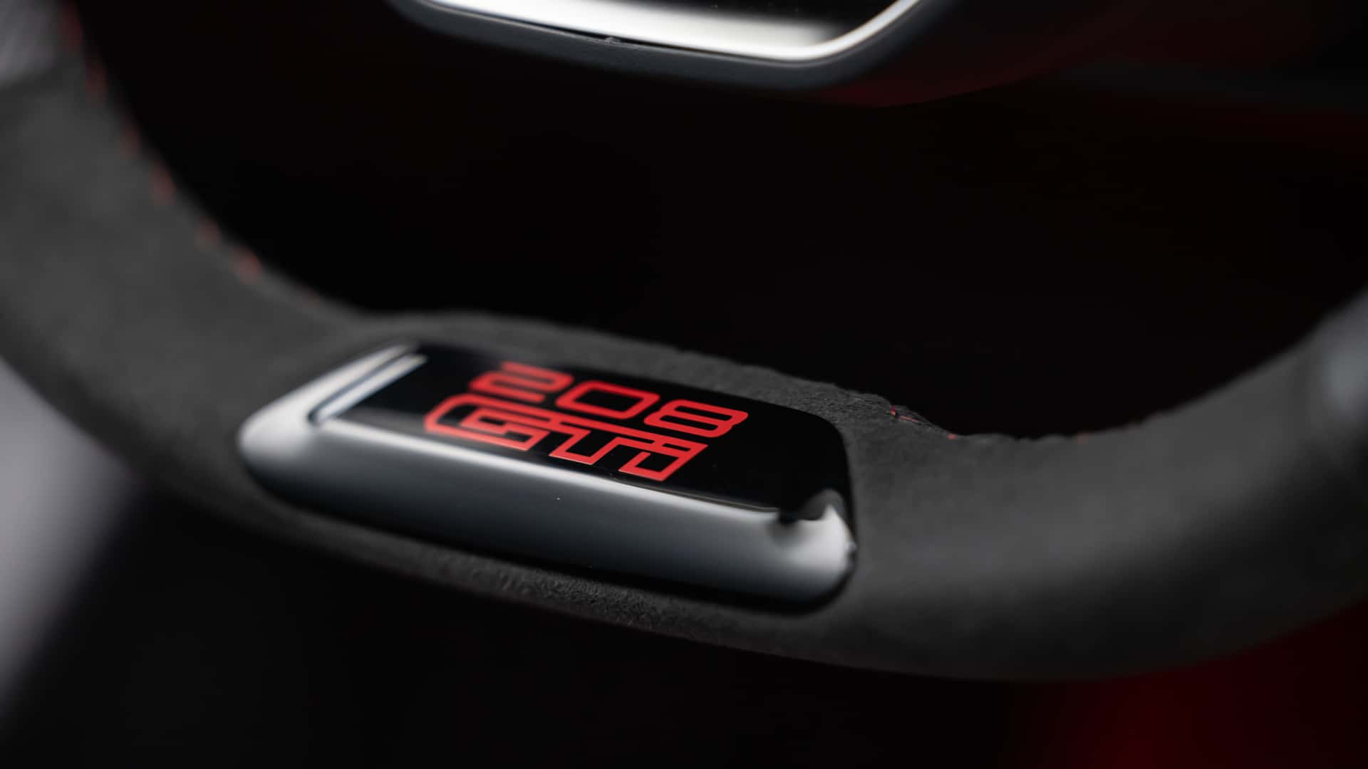 Шильдик 208 GTi на руле