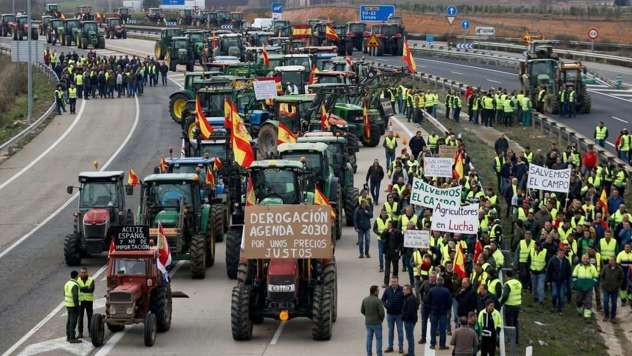 spagna-il-caro-gasolio-riporta-i-trattori-in-strada-asaja-coag-e-upa-mobilitate