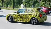 Mini Cooper 5-Türer (2024) als Erlkönig erwischt
