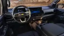 Panoramica del cruscotto interno del Chevrolet Silverado EV 2024 Work Truck