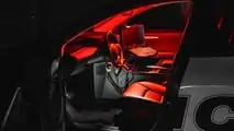 L'intérieur du véhicule de police Tesla Model Y Unplugged Performance UpFit vu à travers la porte du conducteur