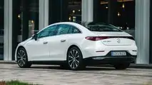 Vue arrière gauche d'essai de la Mercedes-Benz EQE 350+