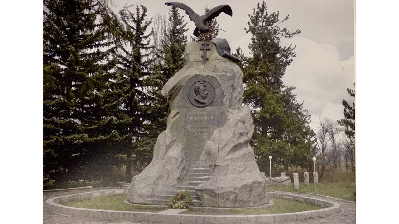 Памятник Пржевальскому в Караколе
