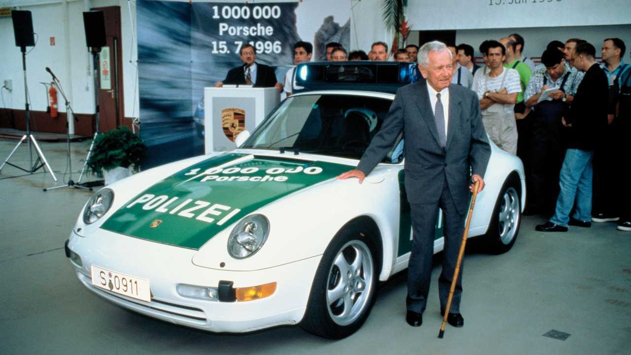 Ferry Porsche vor dem 1.000.000. Porsche-Sportwagen, einen Porsche 911 der Baureihe 993. (1996)