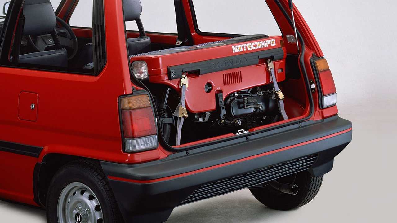 Скутер Motocompo в багажнике Honda City