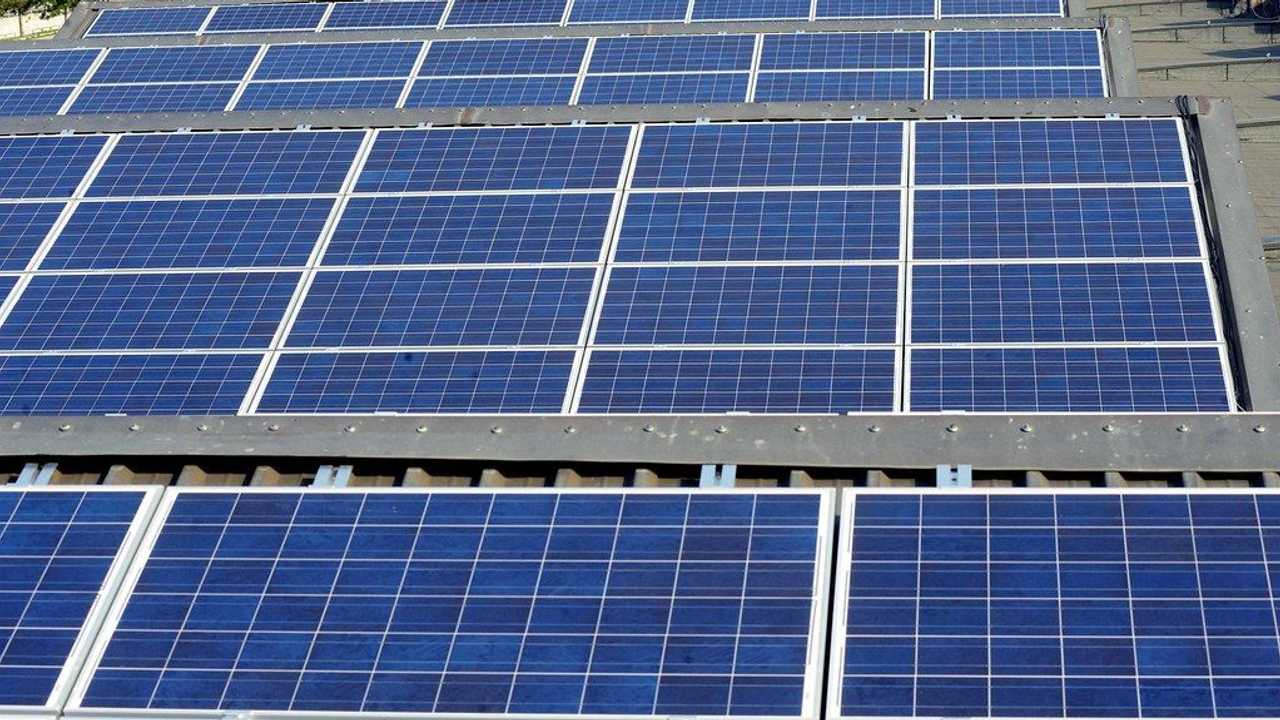 Foto - Fonti di energia rinnovabile (eolico e solare)